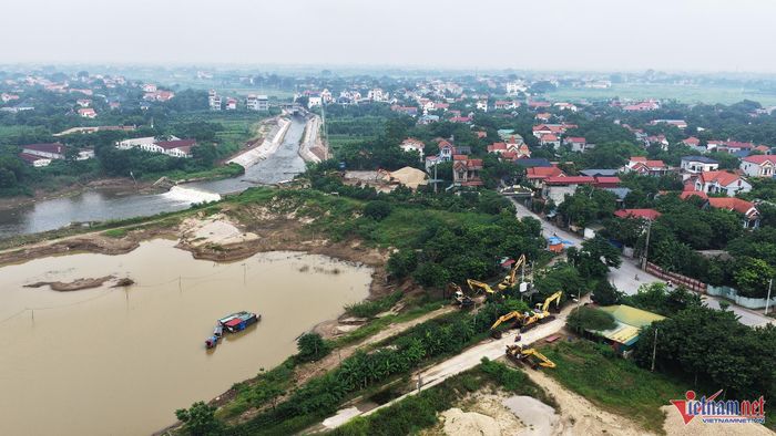Khu đất nằm sát kênh thoát nước của trạm bơm tiêu Nguyệt Đức - Yên Phương. Ảnh: Đức Hoàng