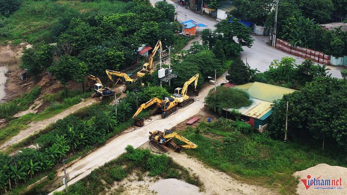 Máy móc công trình cỡ lớn dừng hoạt động. Ảnh: Đức Hoàng