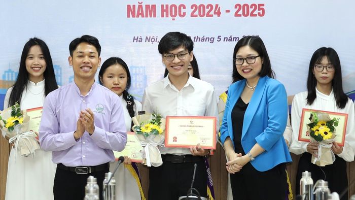 Trần Minh Dũng trong một lần nhận học bổng với thành tích học tập tốt. Ảnh: NVCC