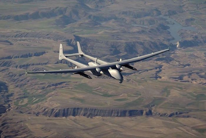 Turkish Aerospace đang tiến hành nâng cấp UAV AKSUNGUR lên tải trọng 1.250 kg và thời gian bay khoảng 60 giờ, mở rộng đáng kể khả năng thực hiện các nhiệm vụ tuần tra biển, tấn công và tác chiến chống tàu ngầm liên tục Nguồn ảnh: TAI/armyrecognition.com