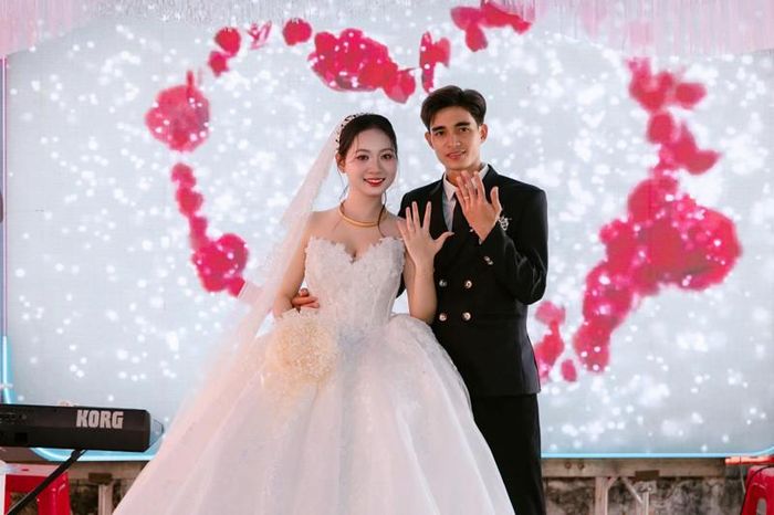 Cặp đôi kết hôn sau gần 2 năm tìm hiểu 
