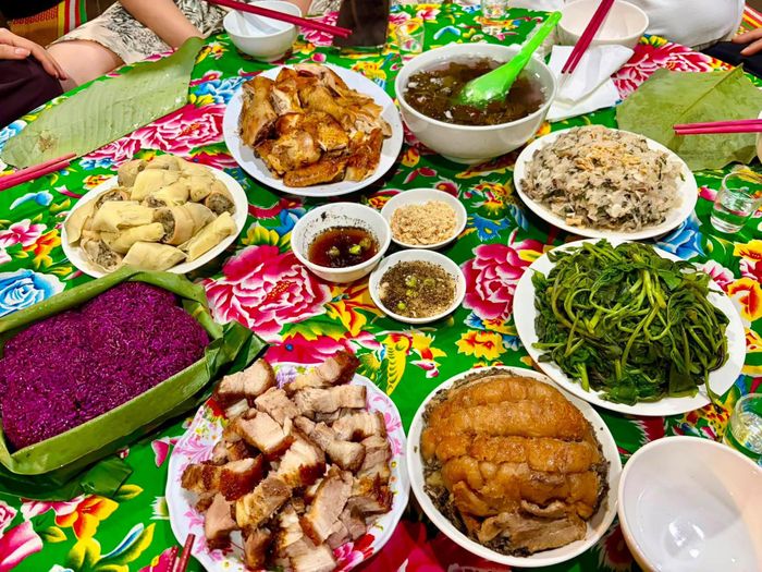 Khách vui chơi và thưởng thức ẩm thực hấp dẫn tại làng. Ảnh: Làng Văn hóa - Du lịch các dân tộc Việt Nam