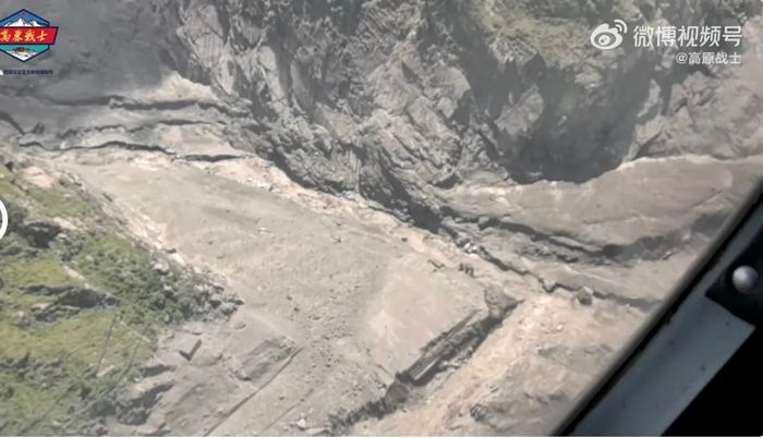 Ảnh chụp sau lũ quét cho thấy toàn bộ cửa khẩu biên giới Nepal - Trung Quốc đã bị cuốn trôi. Ảnh: PLA Weibo