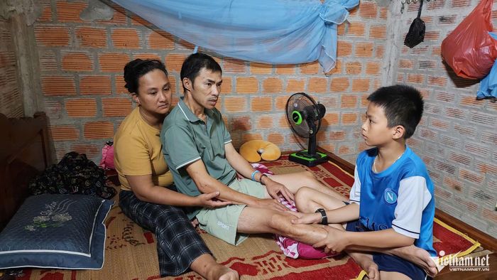 Thương mẹ vất vả, cậu con trai út hỗ trợ mẹ chăm sóc bố