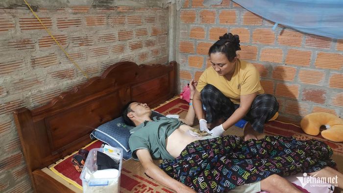 Mọi sinh hoạt hằng ngày của anh Hiền đều cần sự chăm sóc của chị Nhung