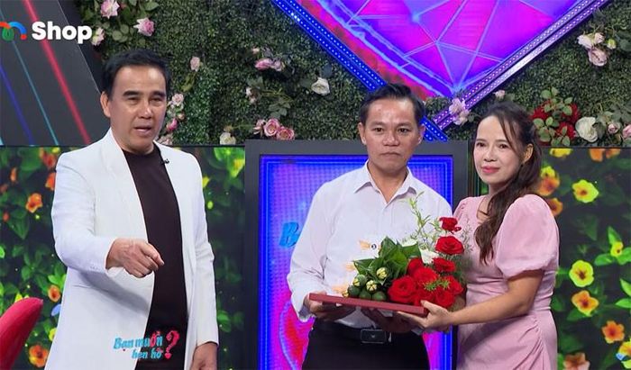 Chị Thảo trao tráp trầu cau cho bạn ghép đôi. Ảnh cắt từ clip