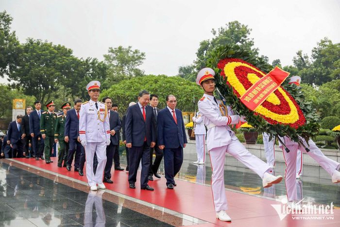 Lãnh đạo, nguyên lãnh đạo Đảng và Nhà nước tưởng niệm các Anh hùng liệt sĩ tại Ðài tưởng niệm các Anh hùng liệt sĩ trên đường Bắc Sơn