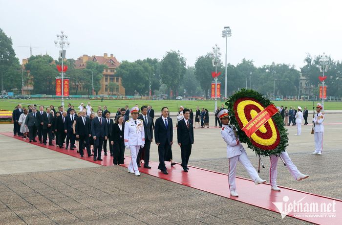 Đoàn các Đại sứ, Trưởng các cơ quan đại diện nước ngoài ở Việt Nam vào Lăng viếng Chủ tịch Hồ Chí Minh