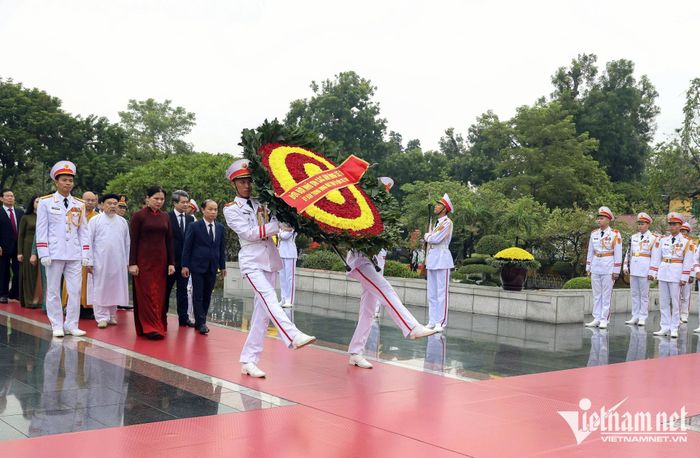 Đoàn Ủy ban Trung ương MTTQ Việt Nam tưởng niệm các Anh hùng liệt sĩ tại Ðài tưởng niệm các Anh hùng liệt sĩ trên đường Bắc Sơn