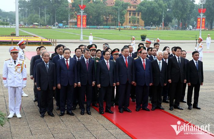 Trước anh linh Chủ tịch Hồ Chí Minh, các đại biểu bày tỏ lòng biết ơn vô hạn, thành kính tưởng nhớ công lao to lớn của Người đối với sự nghiệp cách mạng của Đảng và dân tộc ta