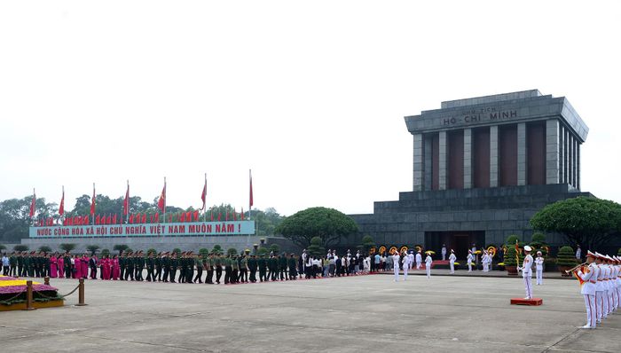 Các đoàn thể, nhân dân vào Lăng viếng Chủ tịch Hồ Chí Minh