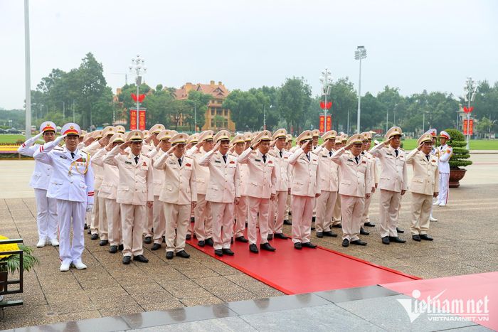 Đoàn đại biểu Đảng ủy Công an Trung ương, Bộ Công an vào Lăng viếng Chủ tịch Hồ Chí Minh
