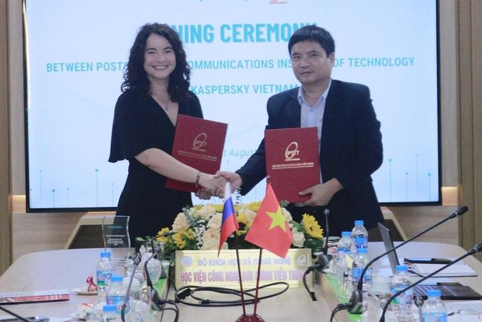 Được ký kết vào tháng 7/2026, Biên bản ghi nhớ (MOU) chính thức thiết lập quan hệ hợp tác đào tạo trong thời hạn ba năm giữa Kaspersky và PTIT, tập trung vào giáo dục an ninh mạng, phát triển nguồn nhân lực và nâng cao nhận thức về an ninh mạng cho thế hệ trẻ Việt Nam. Ảnh: Hiền Nhi