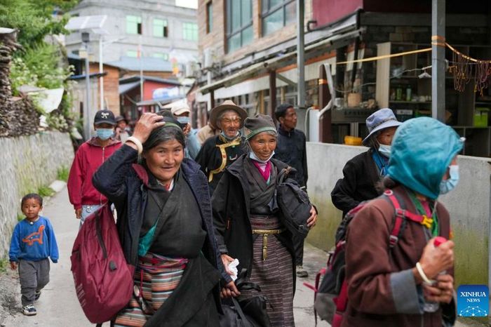 Người dân sơ tán từ làng Labi đến một khu nhà tạm trú tại làng Jifu thuộc huyện Gyirong, thành phố Xigaze, khu tự trị Tây Tạng, Trung Quốc ngày 27/8. Ảnh: Xinhua