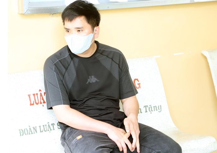 Bị cáo Trung ngồi chờ gia đình đến đón về. 