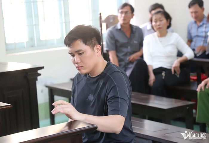 Bị cáo Nguyễn Văn Bảo Trung trong lúc chờ HĐXX tạm ngưng để hội ý. 