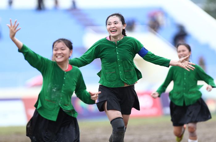 Trận chung kết giải bóng đá nữ các dân tộc thiểu số Việt Nam - VTV Cup lần thứ I năm 2026, là cuộc chạm trán giữa đội bóng Đak Đoa (Gia Lai) - đương kim vô địch giải bóng đá nữ DTTS tỉnh Gia Lai mở rộng và đại diện tỉnh chủ nhà Lục Yên (Lào Cai). Trận chung kết diễn vào lúc 9h00 ngày 29/8, truyền hình trực tiếp trên các kênh VTV5, VTV5 Tây Nguyên, VTV5 Tây Nam Bộ, VTV6 và nền tảng truyền hình số quốc gia VTVGo.
