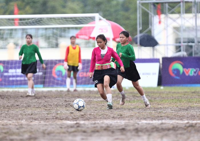 Một trận đấu đầy kịch tính và ngang tài ngang sức khép lại với tỷ số 1-0 nghiêng về đội Lục Yên (Lào Cai).
