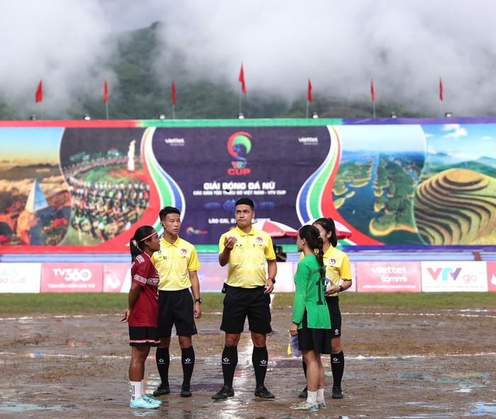 Trận bán kết 1 giải bóng đá nữ các dân tộc thiểu số Việt Nam - VTV Cup lần thứ I năm 2026, là màn so tài hứa hẹn đầy hấp dẫn giữa đội bóng đá nữ xã Đak Đoa (Gia Lai) và đội bóng đá nữ xã Lâm Bình (Tuyên Quang).