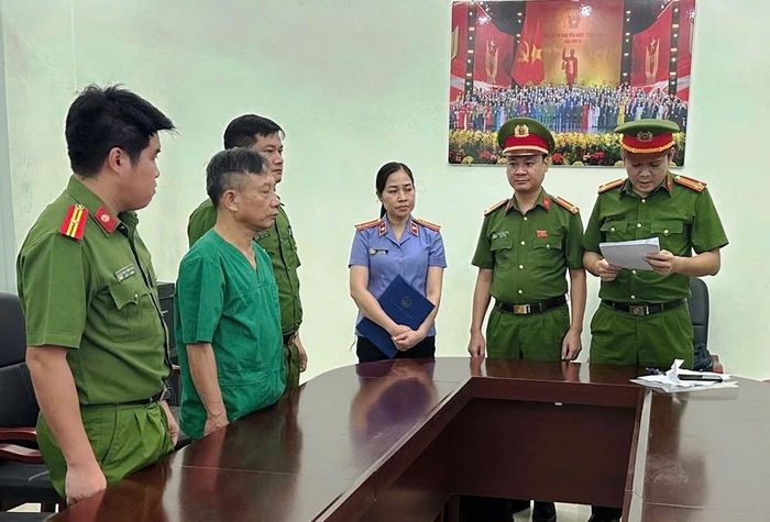 Cơ quan CSĐT thi hành lệnh khởi tố bị can đối với Vũ Văn Trình. Ảnh: CACC