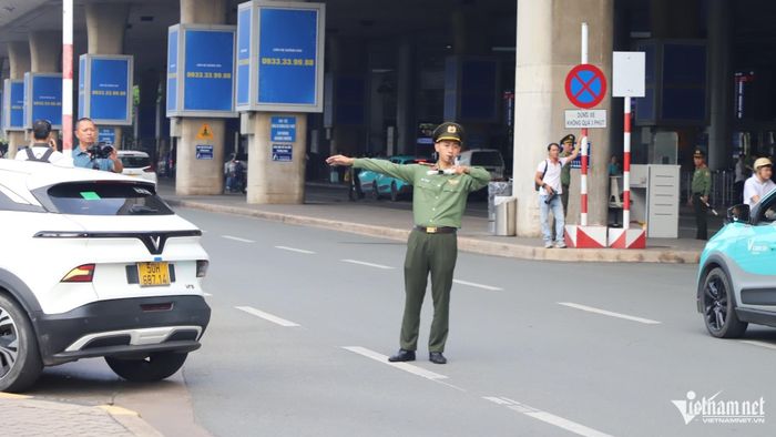 Công an cửa khẩu chủ động điều tiết giao thông, quyết tâm không để xảy ra ùn tắc. Ảnh: Tuấn Kiệt