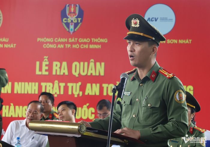 Thượng tá Phạm Hoàng Hồng Chuyên, Trưởng Công an cửa khẩu Cảng HKQT Tân Sơn Nhất phát động ra quân. Ảnh: Tuấn Kiệt