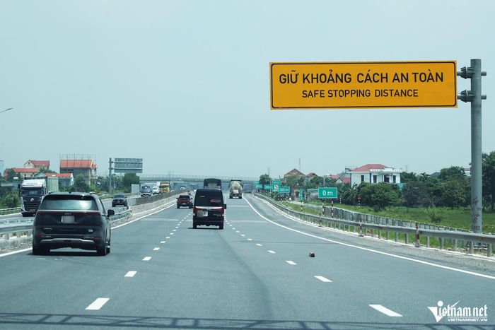 Tài xế cần chú ý giữ khoảng cách, đi đúng tốc độ, làn đường trên cao tốc. Ảnh: Đình Hiếu