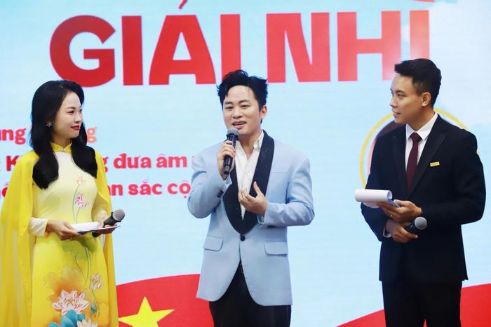 Tùng Dương chia sẻ cảm xúc tại sự kiện. 