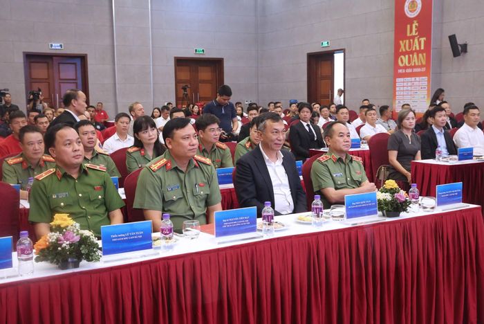 Các cầu thủ của CLB Công an Hà Nội cùng các đại biểu tại buổi lễ. Ảnh: CACC