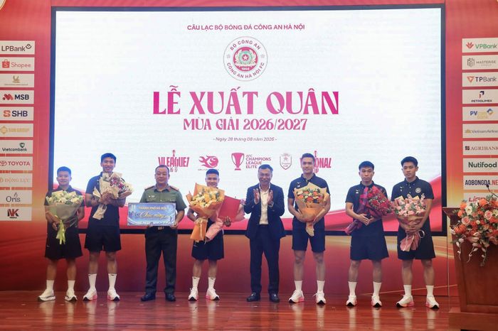 Lãnh đạo UBND Thành phố, CA Hà Nội, VFF chúc mừng các tuyển thủ của Đội tuyển Việt Nam vừa bảo vệ thành công chức vô địch ASEAN Cup 2026. Ảnh: CACC