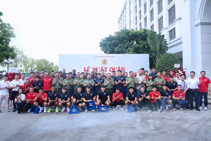 CLB Công an Hà Nội làm lễ xuất quân. Ảnh: CACC