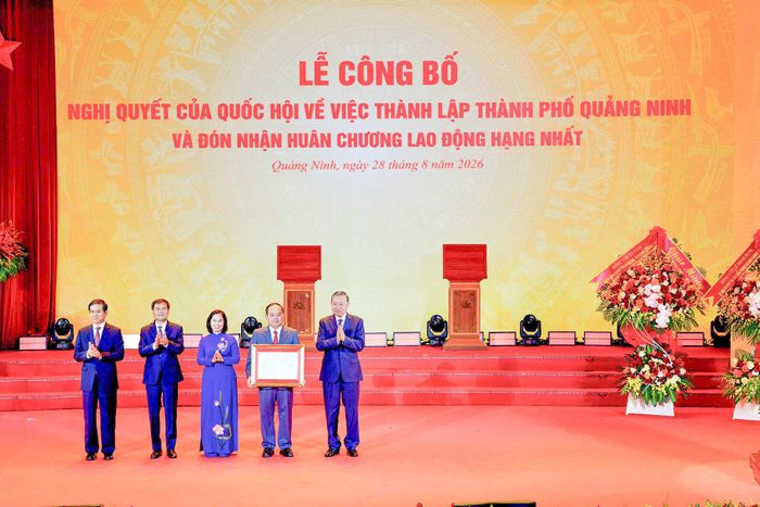 Tổng Bí thư, Chủ tịch nước Tô Lâm trao Nghị quyết của Quốc hội về thành lập thành phố Quảng Ninh cho lãnh đạo thành phố