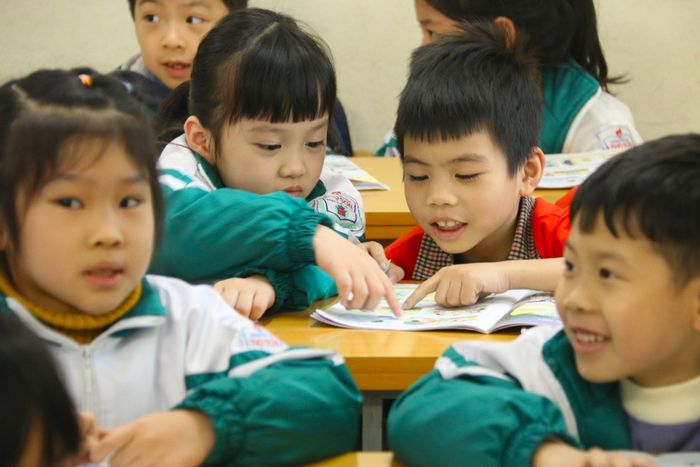 Học sinh sử dụng SGK tại lớp ở một trường tiểu học phía Bắc. Ảnh: Thanh Hùng