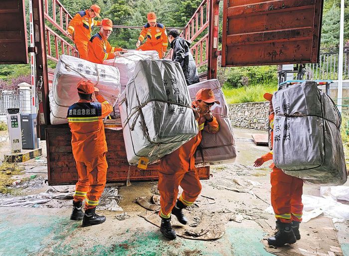 Các nhân viên cứu hộ vận chuyển hàng cứu trợ tại thị trấn Gyirong, Tây Tạng. Ảnh: Xizang Daily