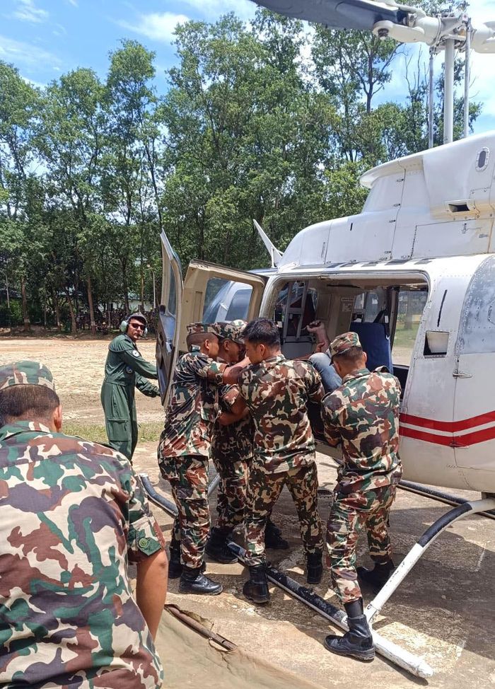 Các binh sĩ Nepal tham gia công tác cứu hộ, cứu nạn tại vùng thiên tai. Ảnh: RSS/Kathmandu Post