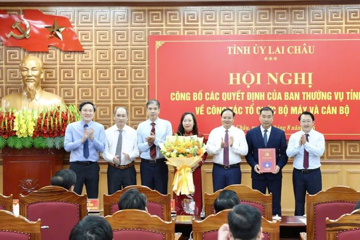 Thường trực Tỉnh ủy tặng hoa chúc mừng các ủy viên Ban thường vụ Đảng ủy MTTQ và các đoàn thể tỉnh. Ảnh: Đinh Lan