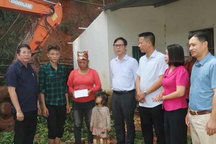 Đoàn Công tác hỗ trợ 5 triệu đồng cho gia đình nạn nhân bị tử vong trong vụ sạt lở taluy làm sập nhà ở thôn Khe Đa, xã Thái Bình