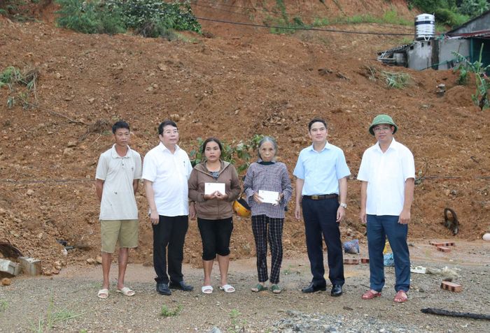 Đoàn công tác trao quà cho gia đình anh Hoàng Văn Páo, thôn Hoàng Việt, xã Na Sầm bị sập nhà