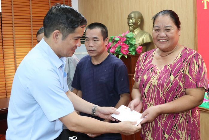 Ông Lâm Văn Viên, Phó Giám đốc Sở Dân tộc và Tôn giáo tỉnh Lạng Sơn trao quà cho các hộ dân tại xã Thất Khê