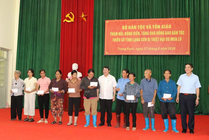 Ông Nguyễn Viết Hưng, Phó Vụ trưởng Vụ Tuyên truyền Công tác dân tộc và tôn giáo cùng ông Lâm Văn Viên, Phó Giám đốc Sở Dân tộc và Tôn giáo tỉnh Lạng Sơn trao quà cho các hộ dân xã Tràng Định.