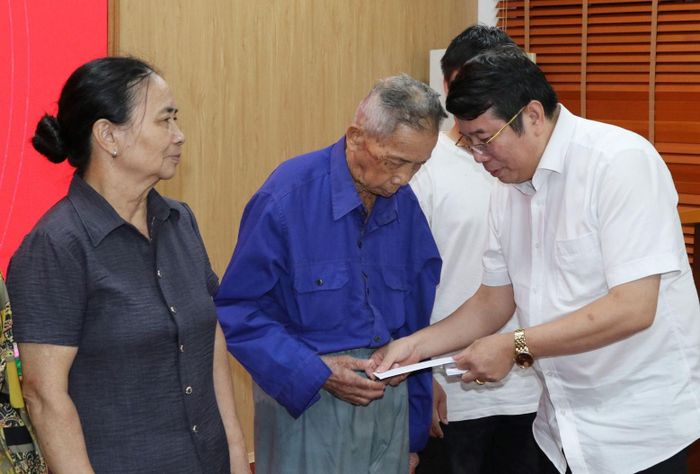 Ông Nguyễn Viết Hưng, Phó Vụ trưởng Vụ Tuyên truyền Công tác dân tộc và tôn giáo trao quà cho các hộ dân tại xã Thất Khê