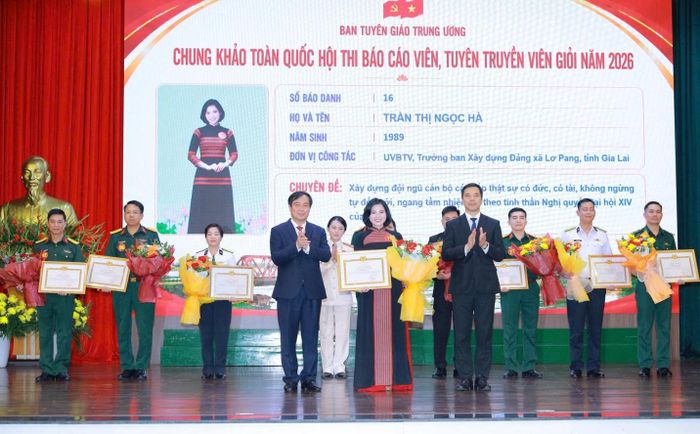 Thí sinh Trần Thị Ngọc Hà (giữa) của tỉnh Gia Lai nhận giải Nhất tại Chung khảo toàn quốc Hội thi Báo cáo viên, tuyên truyền viên giỏi năm 2026. Ảnh: Phúc Anh