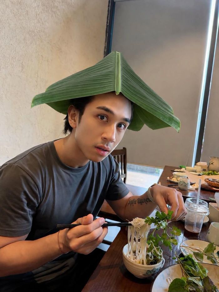 Ca sĩ Dương Edward gây cười khi đội nón làm bằng lá chuối. 