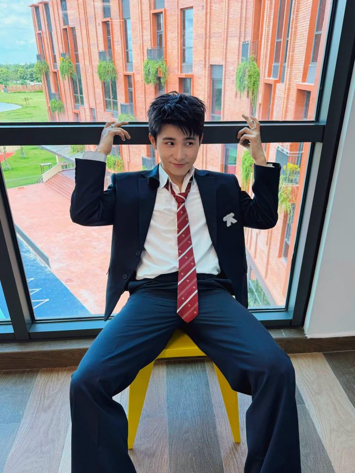 Ca sĩ Sơn.K hóa thân thành học sinh.