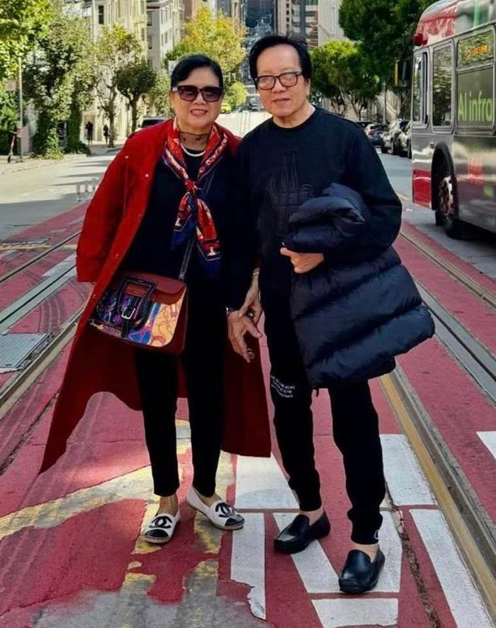 Danh ca Elvis Phương kỷ niệm 46 năm bên vợ - bà Lệ Hoa. 