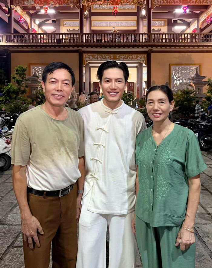 Ca sĩ Anh Tú đưa bố mẹ đi chùa mùa Vu Lan.