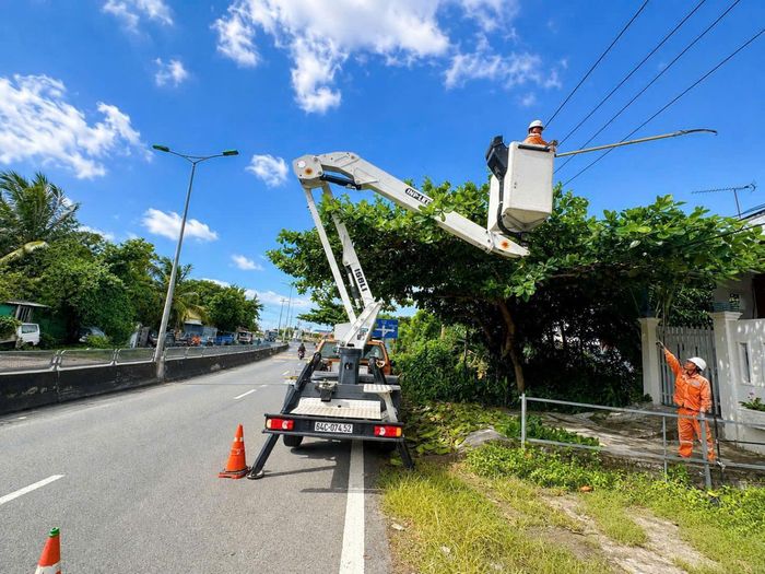 Lực lượng vận hành Công ty Điện lực Vĩnh Long tổng kiểm tra lưới điện trước lễ 2/9. Ảnh: Hữu Văn