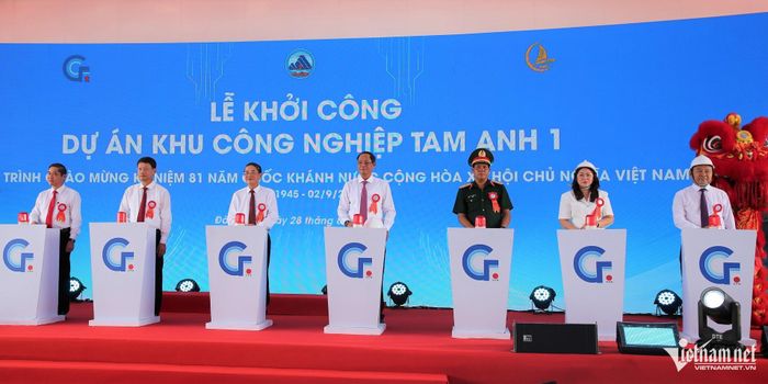 Các đại biểu ấn nút khởi công Dự án Khu công nghiệp Tam Anh 1. Ảnh: Hà Nam