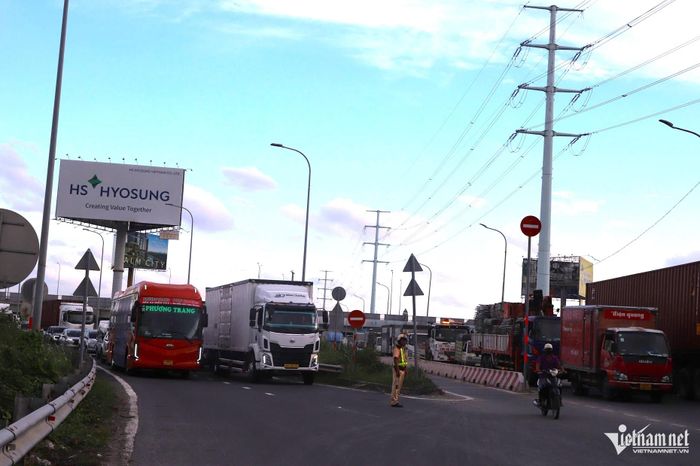 Cảnh sát giao thông túc trực, điều tiết giao thông trên đường dẫn giữa cao tốc Long Thành - Dầu Giây với Vành đai 2. Ảnh: Tuấn Kiệt 