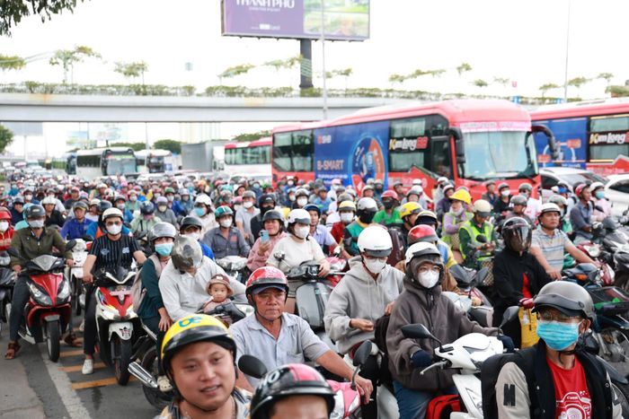 Tại cửa ngõ phía Tây của TPHCM, quốc lộ 1A từ vòng xoay An Lạc đến giao lộ Nguyễn Văn Linh ùn ứ nhẹ. Ôtô xe máy nối đuôi nhau đi chậm trên quốc lộ về cửa ngõ miền Tây.  